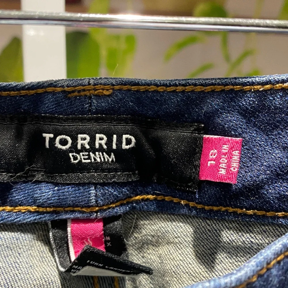 Torrid Dark Blue Distressed Ankle Jeans size 18. Waist 19 rise 10 length 27 - Picture 2 of 6